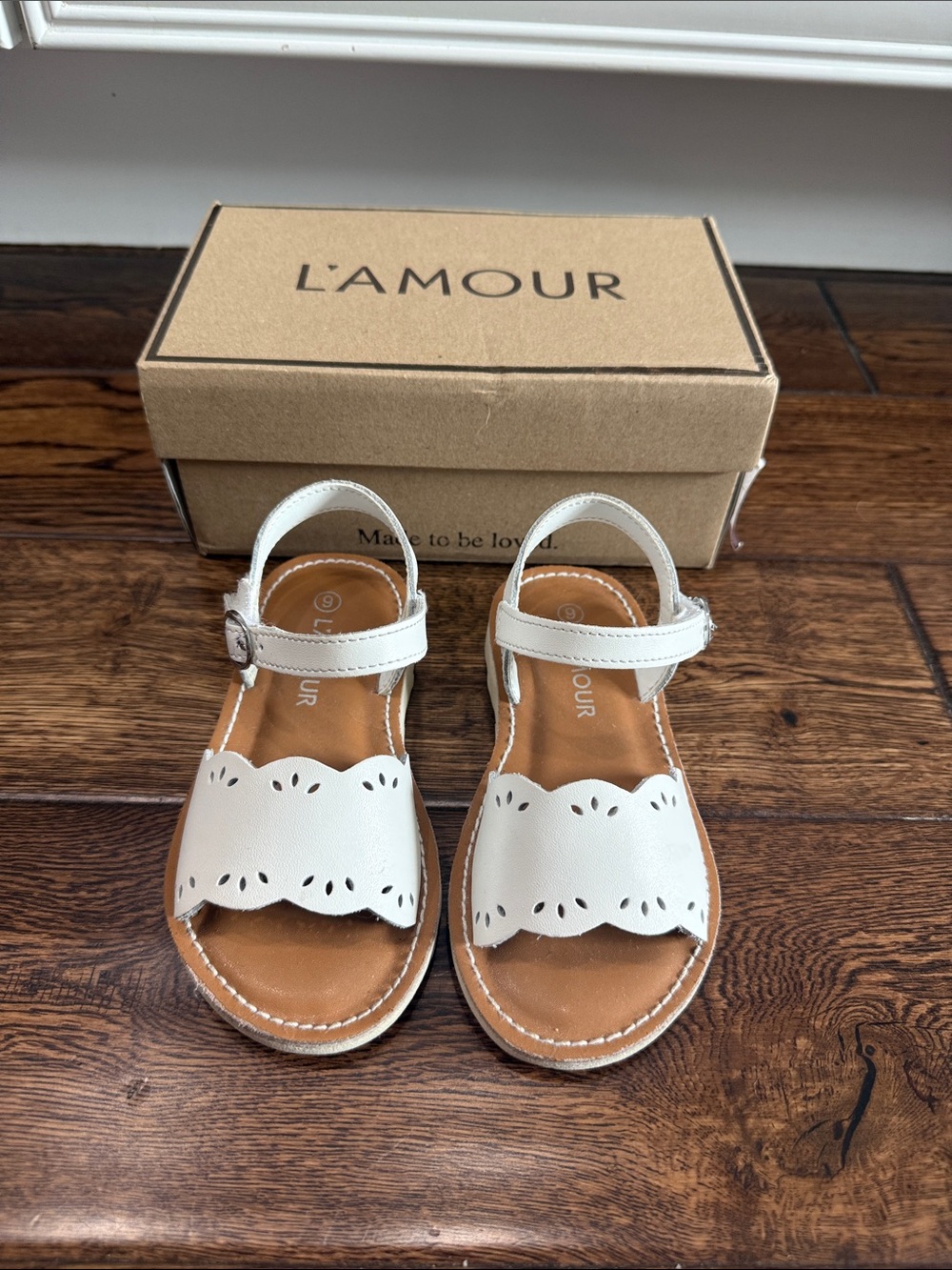 L'Amour White Scalloped Strap Kids Leather Sandals